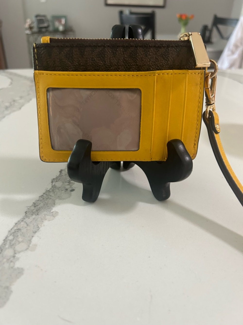 EUC MICHAEL KORS LEATHER TOP ZIP
COIN POUCH ID HOLDER KEYCHAIN (JASMINE YELLOW)